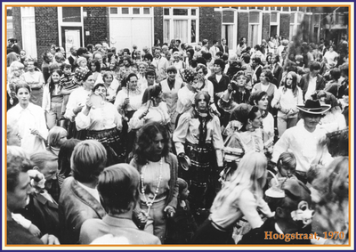 862108 Afbeelding van een feestelijke optocht tijdens een straatfeest in de Hoogstraat te Utrecht.